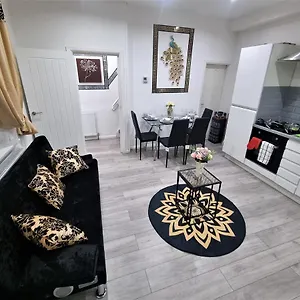 Holiday home *a!s* Setup For Your Amazing Relaxed + Free Parking + Free Fast Wifi *, Leeds (West Yorkshire)