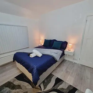 Holiday home Modern 3 Bedroom House, 3 Bathroom, Secure Parking, Wi-fi & Garden, Leeds (West Yorkshire)