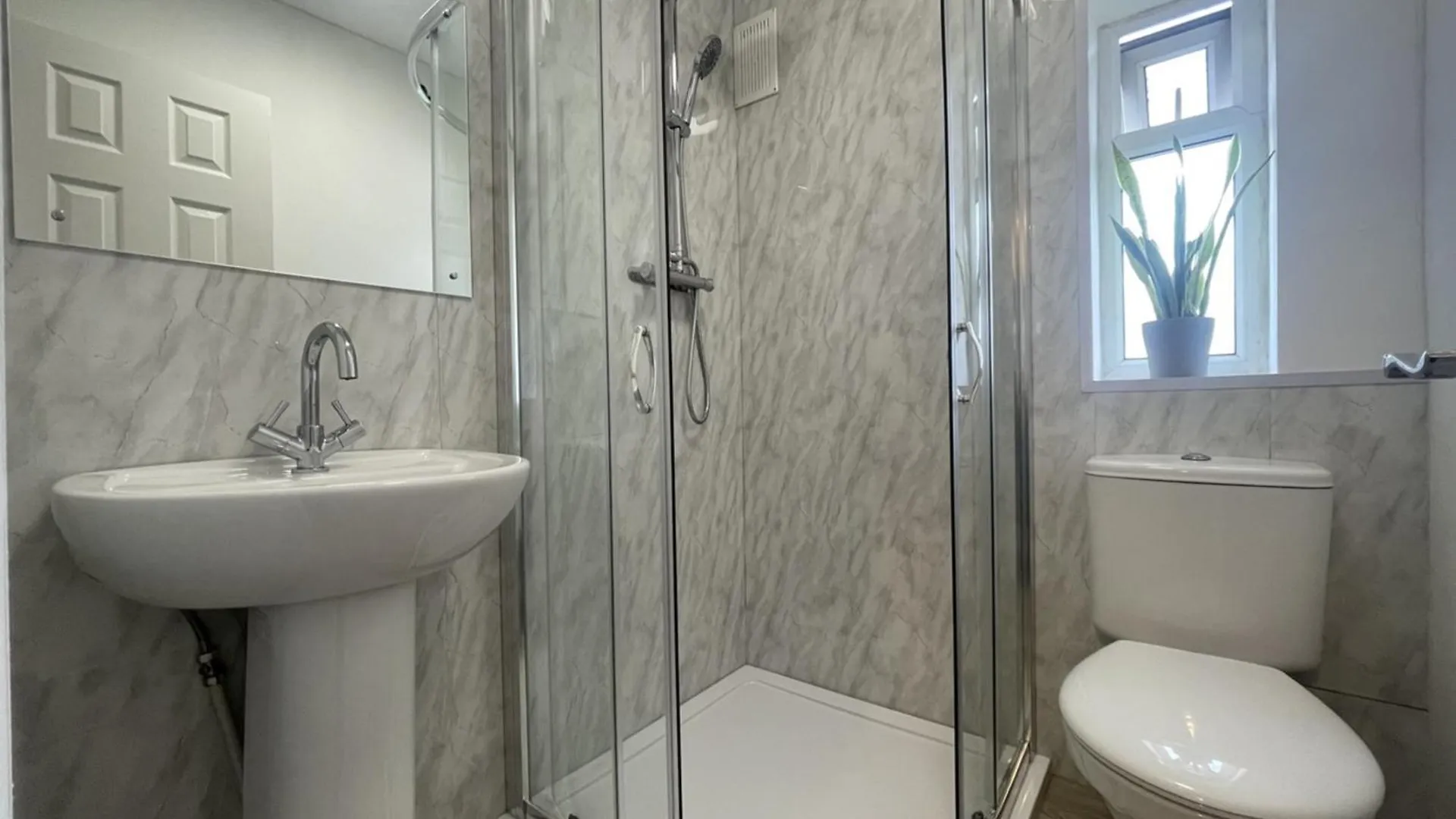 Entire Home In Leeds, Free Wifi, 3 Car Parking